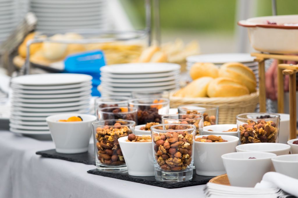 Сервировка шведского стола